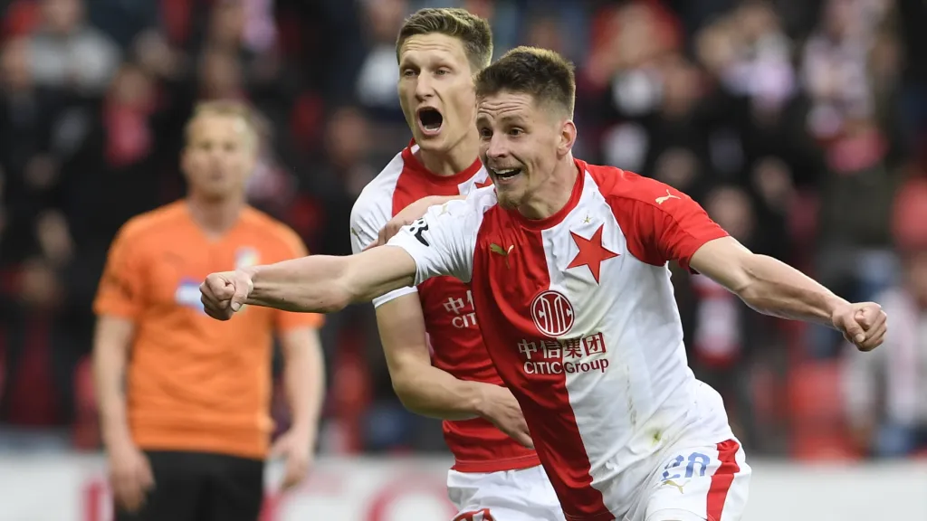 Lukáš Masopust saví úvodní branku duelu