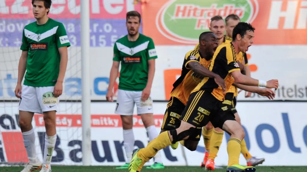 Střelec druhého gólu Jakub Rada (20) z Bohemians se raduje se spoluhráči