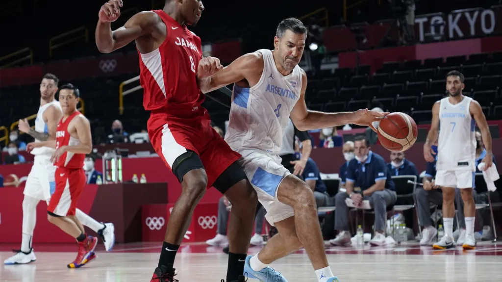 Luis Scola v zápase s Japonskem na OH