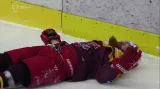 Moment v 7. kole baráže Karlovy Vary - Jihlava: Šidlík po tvrdém zákroku v bezvědomí