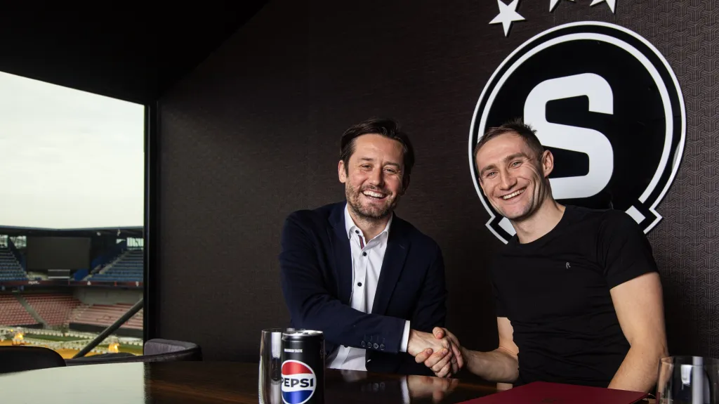 Sportovní ředitel Sparty Tomáš Rosický při podpisu s Janem Kuchtou