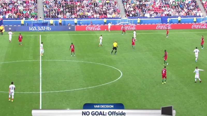 Neuznaný gól Gomese po konzultaci s videorozhodčím