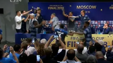 Oslavy Francouzů nebraly konce, hráči slavili i na tiskové konferenci