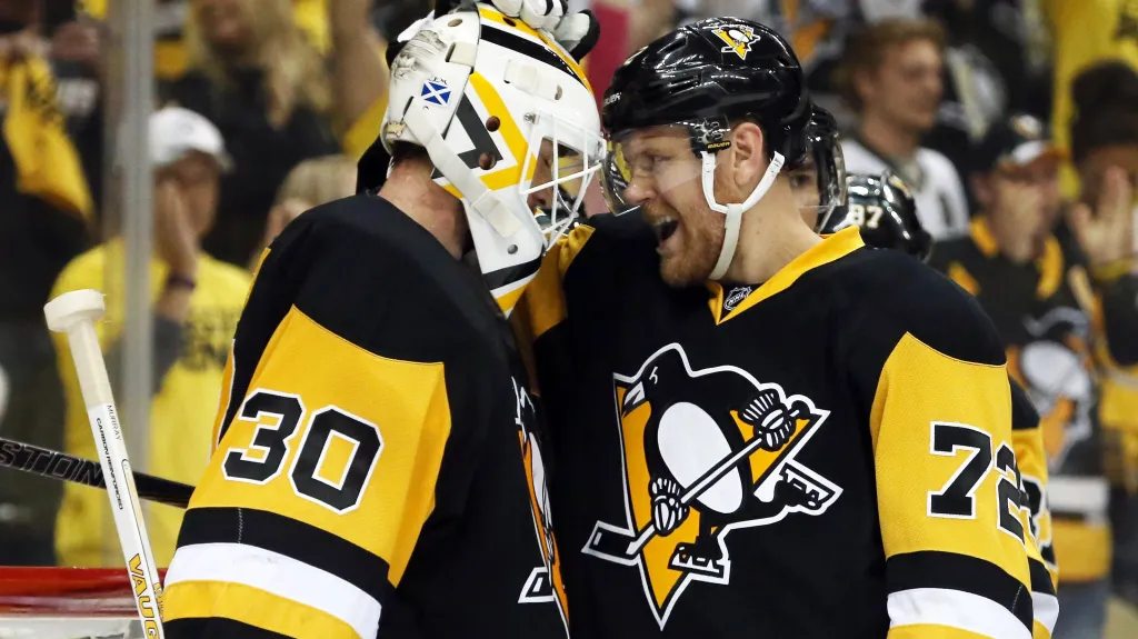Brankář Pittsburghu Matt Murray se raduje z vítězství s Patricem Hörnqvistem 