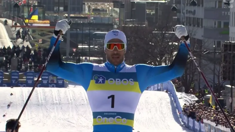 Finále mužů ve sprintu SP v Drammenu s vítězným Jouvem