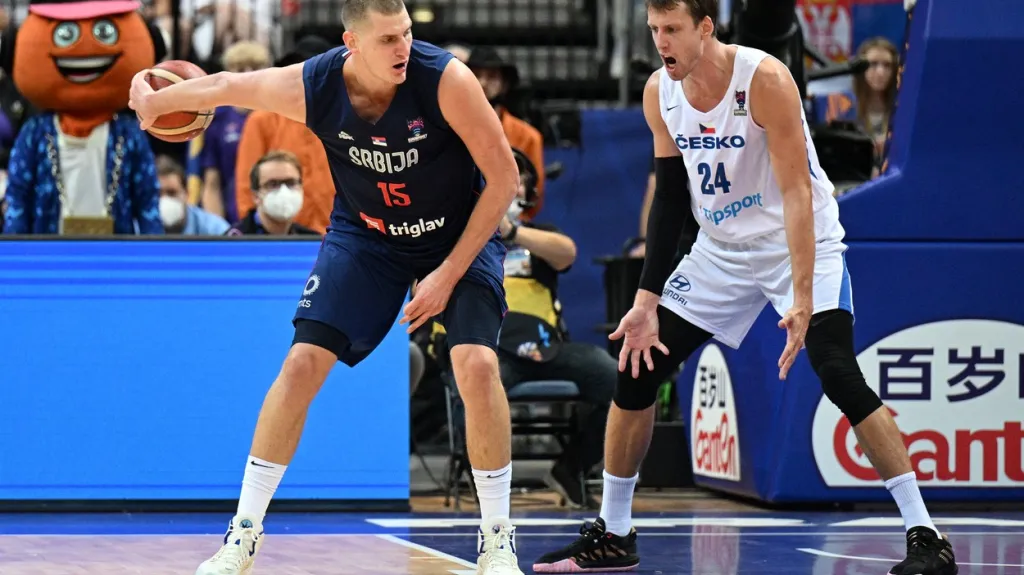 Veselý brání Jokiče v zápase se Srbskem