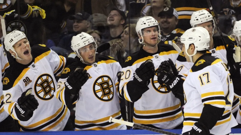 Milan Lucic slaví s hráči Bostonu