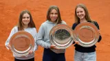 Jana Kovačková, Kateřina Zajíčková a Alisa Okťabrjovová pózují s trofejemi z Roland Garros