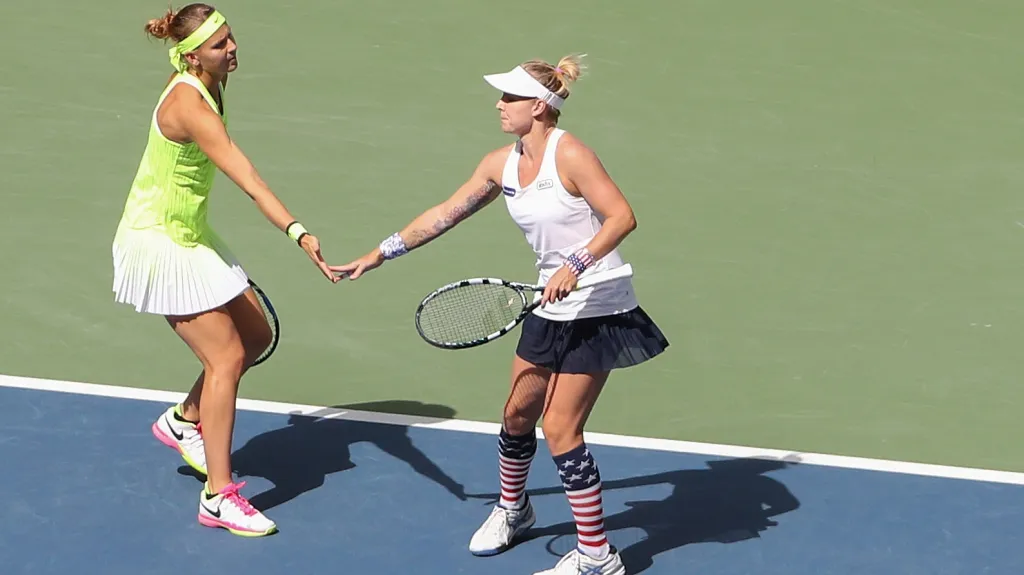 Lucie Šafářová s Bethanií Mattekovou-Sandsovou