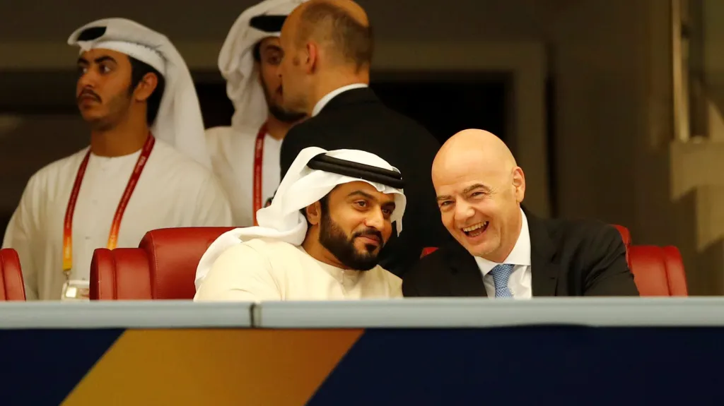Předseda FIFA Gianni Infantino (vpravo)