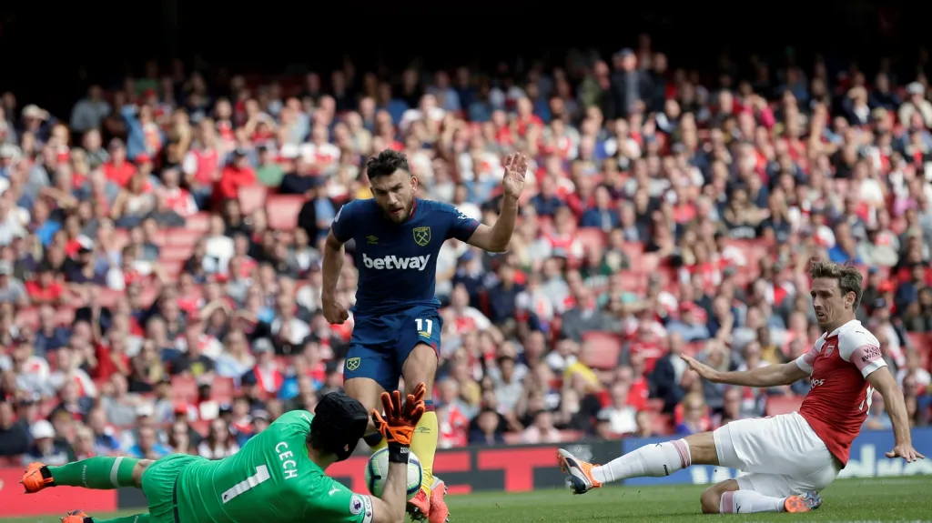 Petr Čech likviduje šanci Roberta Snodgrasse z West Hamu