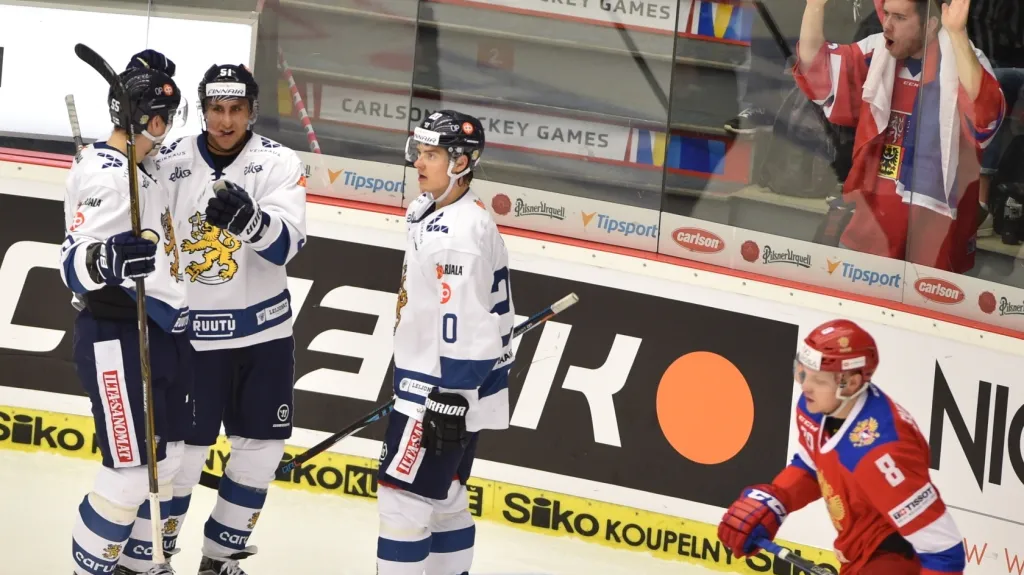 Hokejisté Finska se radují z gólu v síti Ruska