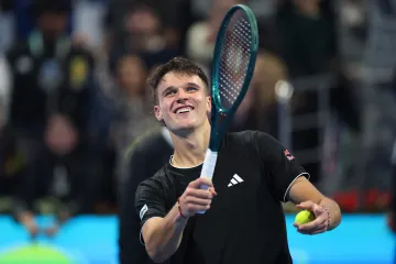 Jakub Menšík se raduje z vítězství nad Jannikem Sinnerem