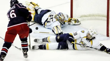 Brankář Nashvillu Peka Rinne zasahuje