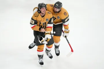 Tomáš Hertl gratuluje Mitchi Marnerovi k hattricku