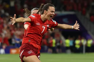 Riola Xhemailiová slaví postupový gól Švýcarek