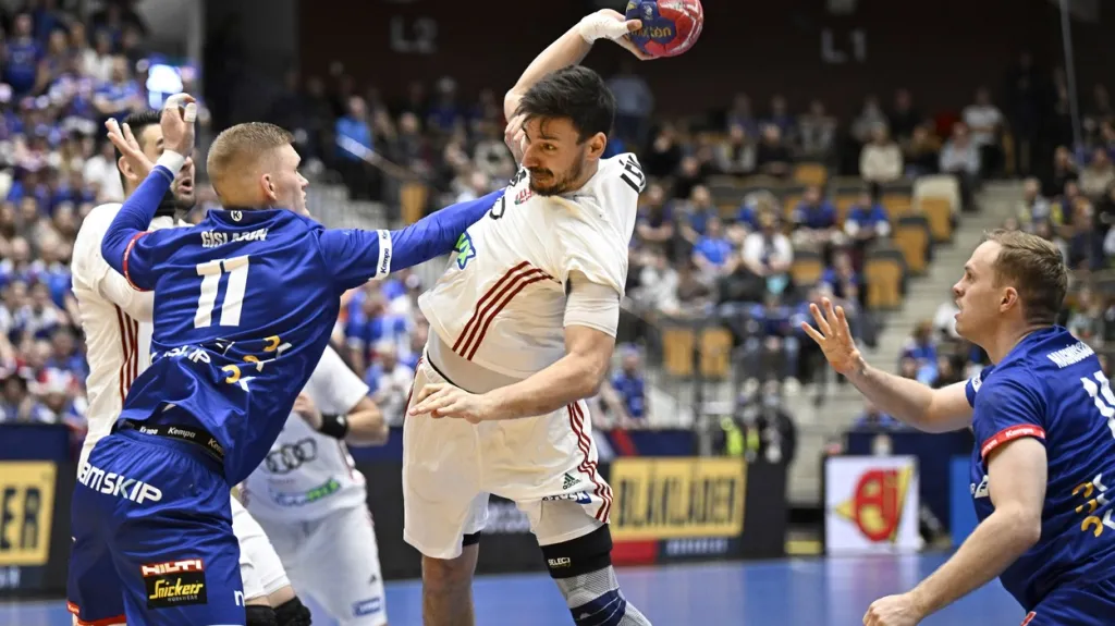 Maďarská spojka Máté Lékai se snaží prosadit přes Islanďana Orn Gíslasona