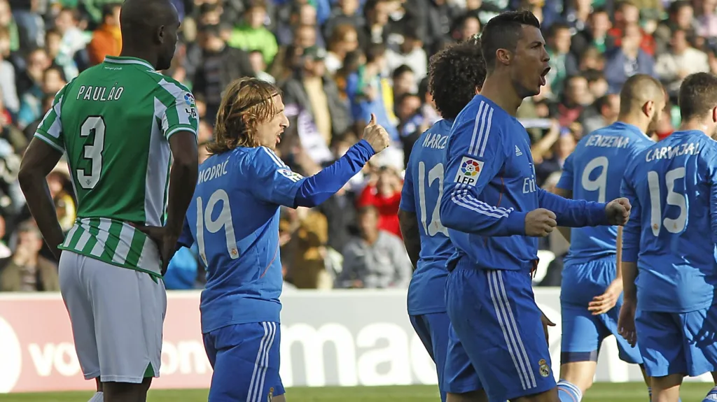 Cristiano Ronaldo z Realu Madrid slaví branku v síti Betisu Sevilla