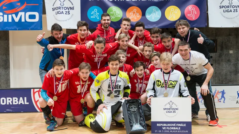 Mladíci z 33. ZŠ Plzeň se radují z vítězství v Poháru ministryně školství ve florbalu