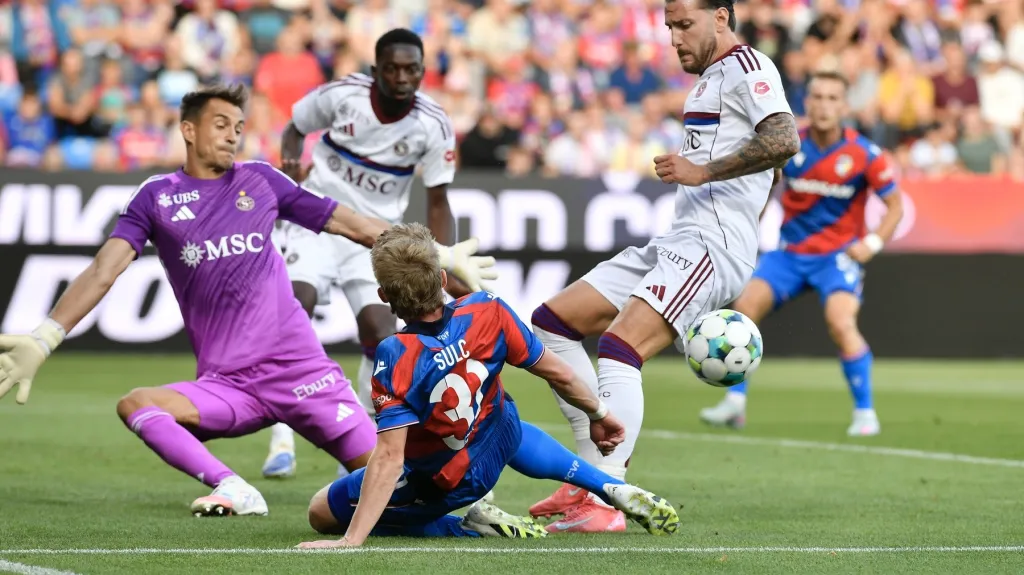 Plzeňský Pavel Šulc se snaží prosadit proti obraně Servette