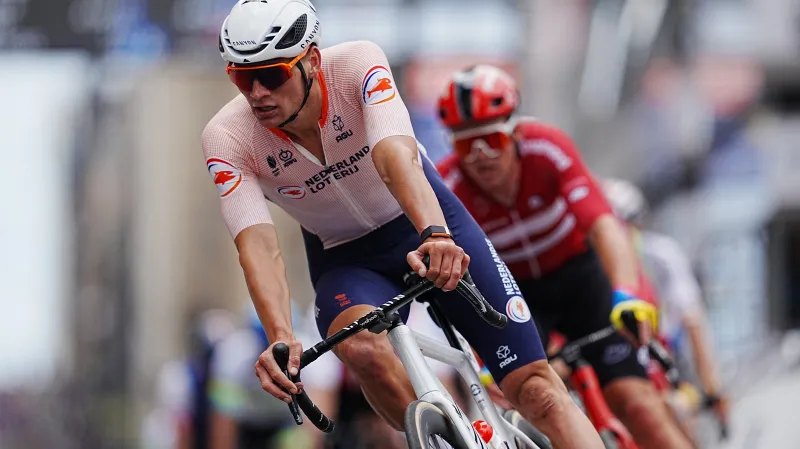 Van der Poel přes pád získal duhový trikot ze závodu s hromadným startem na MS