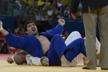 Rus Chajbulajev se raduje po výhře nad Lukášem Krpálkem