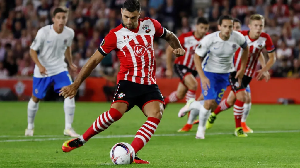 Austin ze Southamptonu proměňuje penaltu proti Spartě