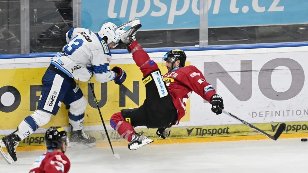 Brněnský Daniel Gazda sráží kapitána Sparty Michala Řepíka