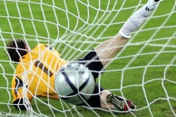 Brankář dostává gól