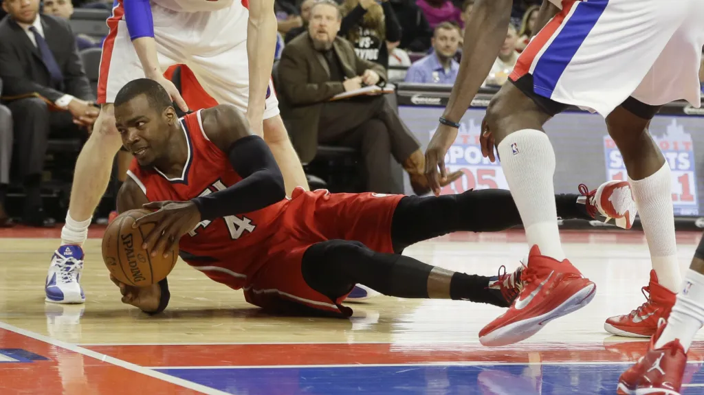 Paul Millsap z Atlanty bojuje o míč