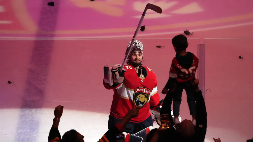 Brankář Sergej Bobrovskij si užívá ovace fanoušků