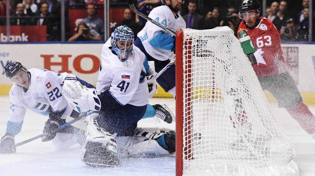 Jaroslav Halák hledá puk v brance. A ke své nelibosti ho tam nachází...