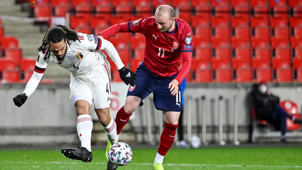 Michael Krmenčík v souboji s Jasonem Denayerem z Belgie