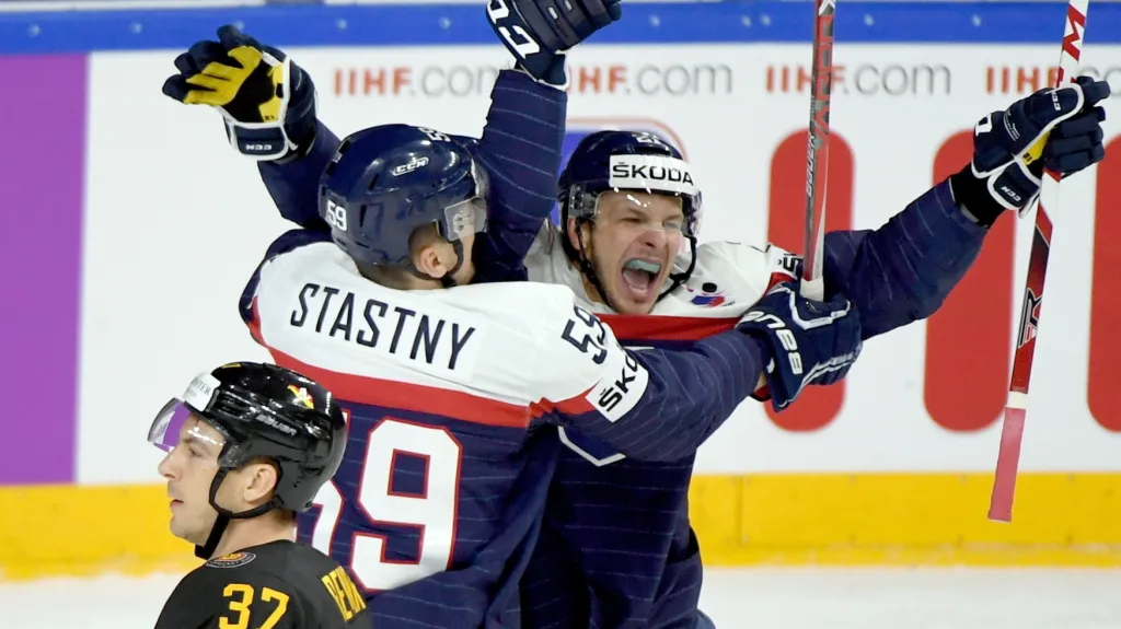 Slovák Tomáš Matoušek (vpravo) se raduje z gólu v síti Německa