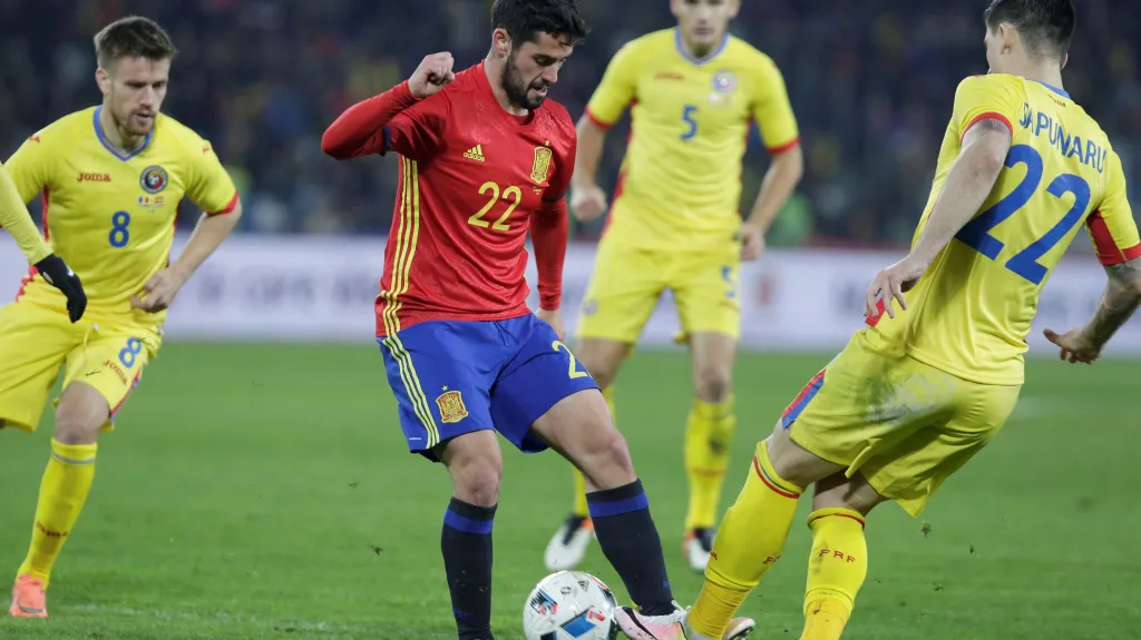 Španěl Isco v utkání s Rumunskem