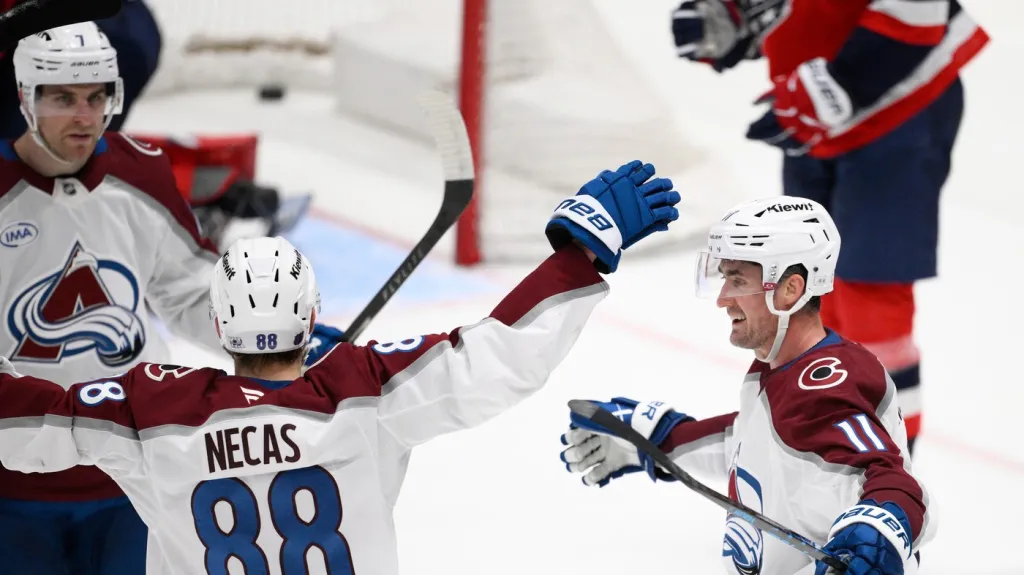 Martin Nečas oslavuje se spoluhráči z Colorada gól