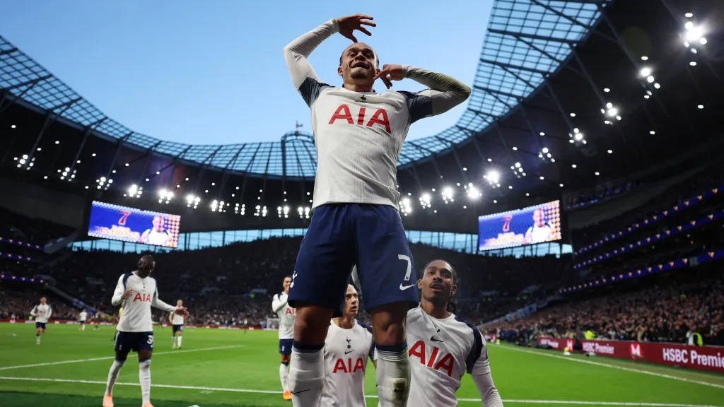 Xavi Simons slaví gól Tottenhamu v zápase s Brentfordem