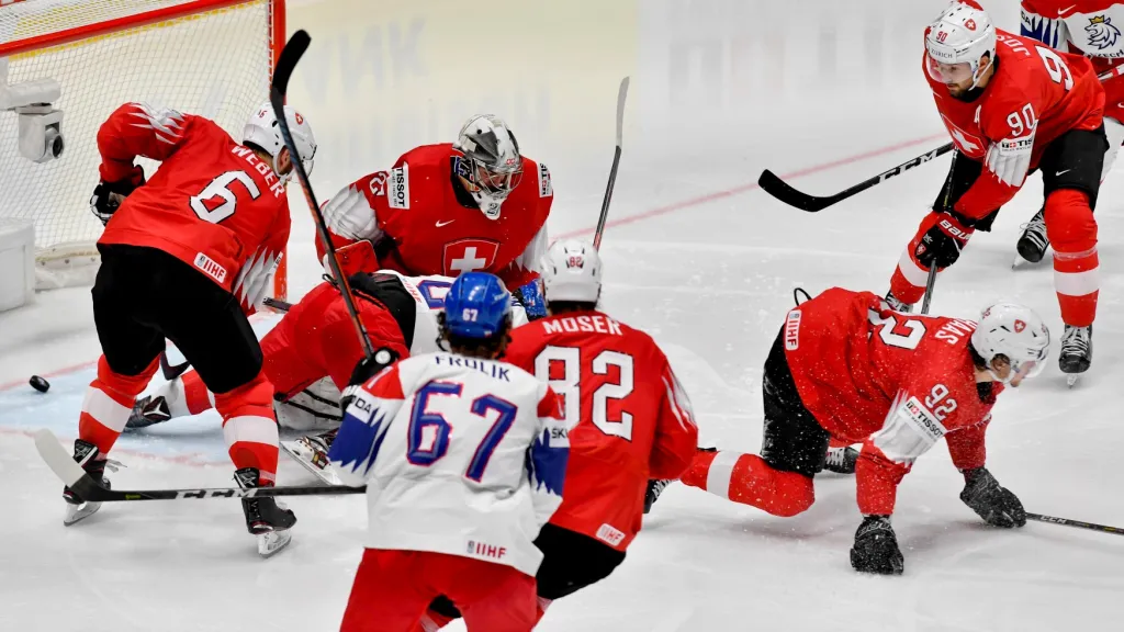 Branka českého útočníka Dominika Simona (v pádu) proti Švýcarům