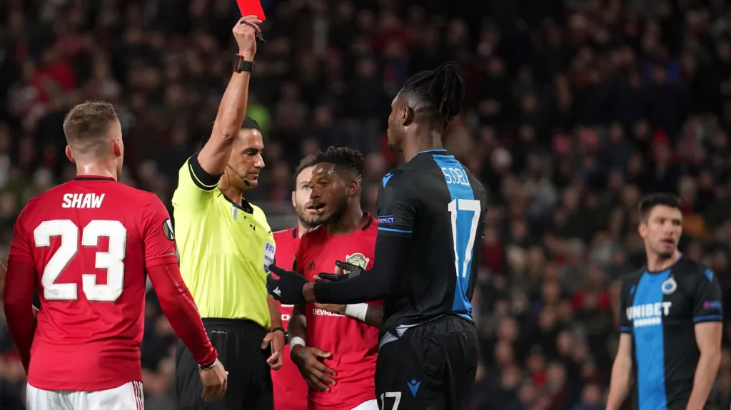 Simon Deli z Brugg dostává červenou v utkání proti Manchesteru United