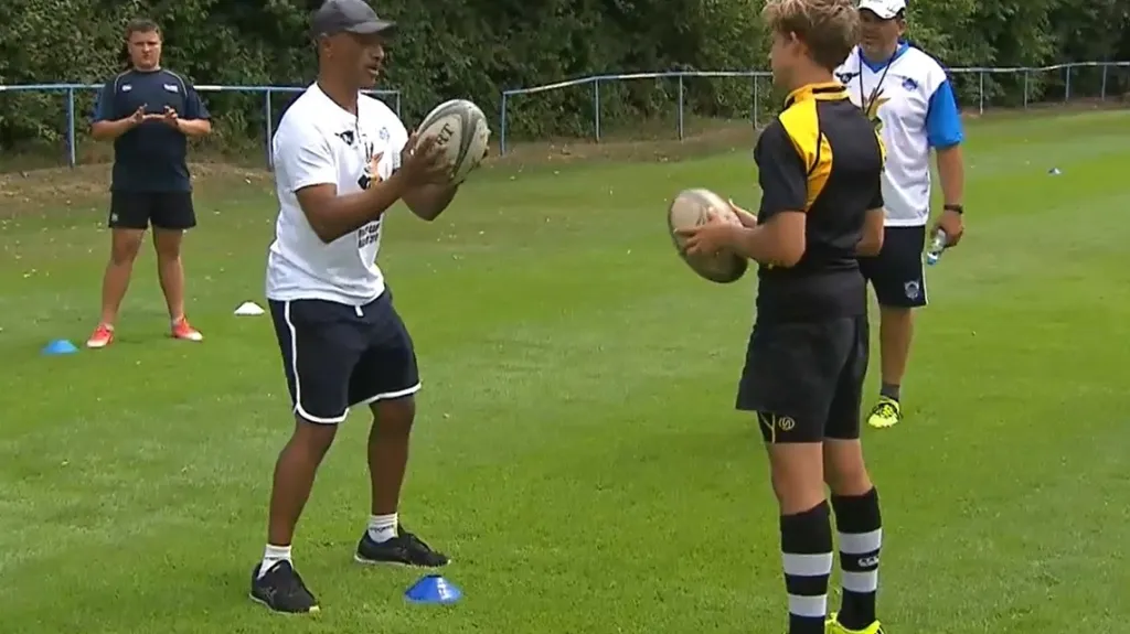 Jihoafričtí trenéři učí ragby mládež v Říčanech