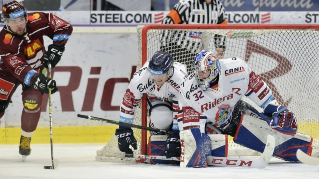 Patrik Bartošák v brance Vítkovic s útočníkem Davidem Květoněm v utkání proti Spartě