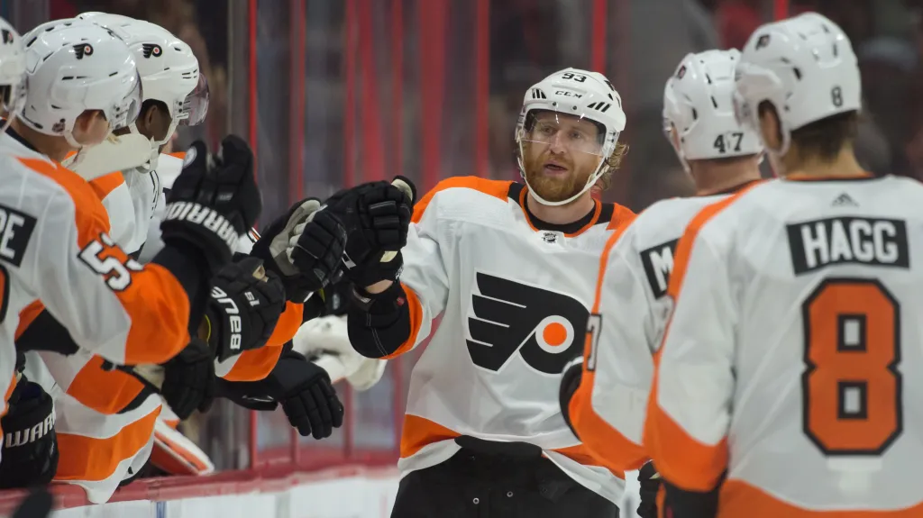 Jakub Voráček se spoluhráči slaví gól