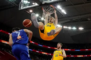 Australan Jock Landale smečuje v zápase proti Česku