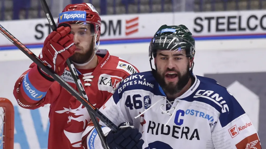 Roman Polák z Vítkovic (vpravo) v utkání proti Třinci