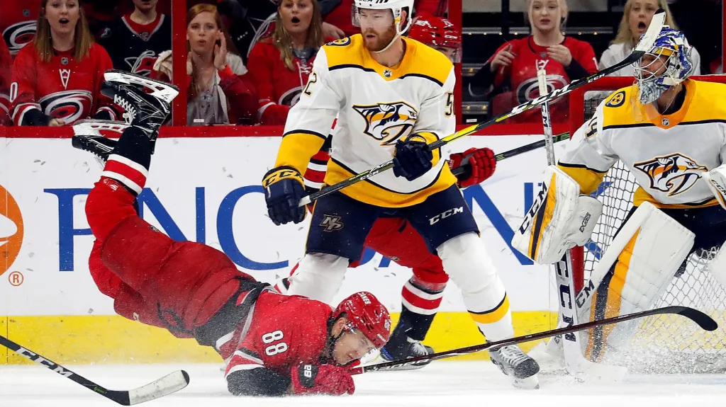 Martin Nečas padá před brankou Nashvillu