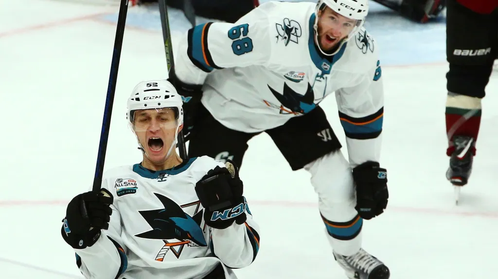 Lukáš Radil ze San Jose se raduje z prvního gólu v NHL
