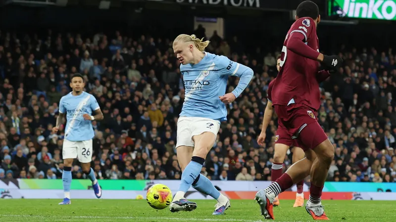 Erling Haaland skóruje proti West Hamu