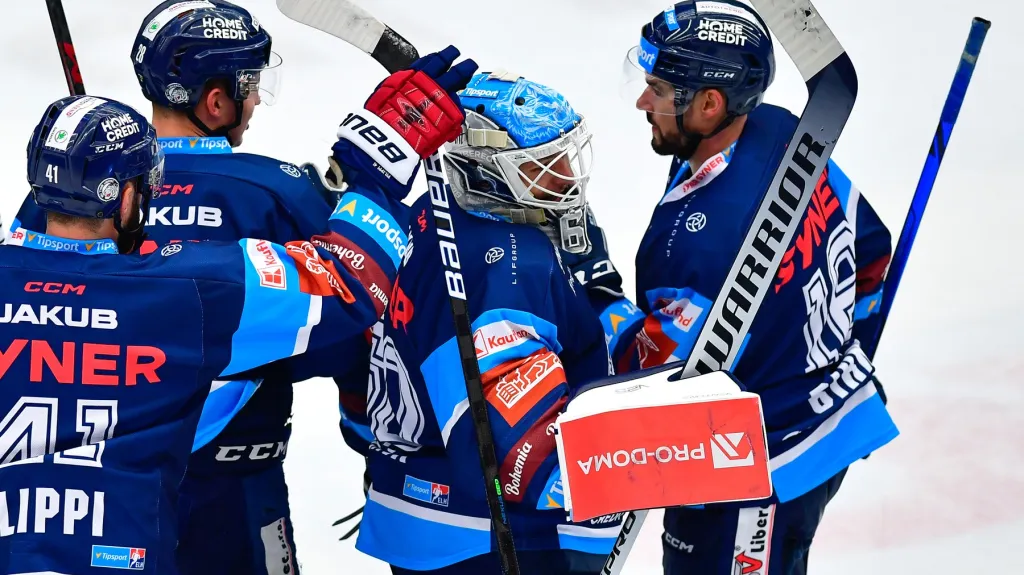Liberecký brankář Petr Kváča se raduje se spoluhráči