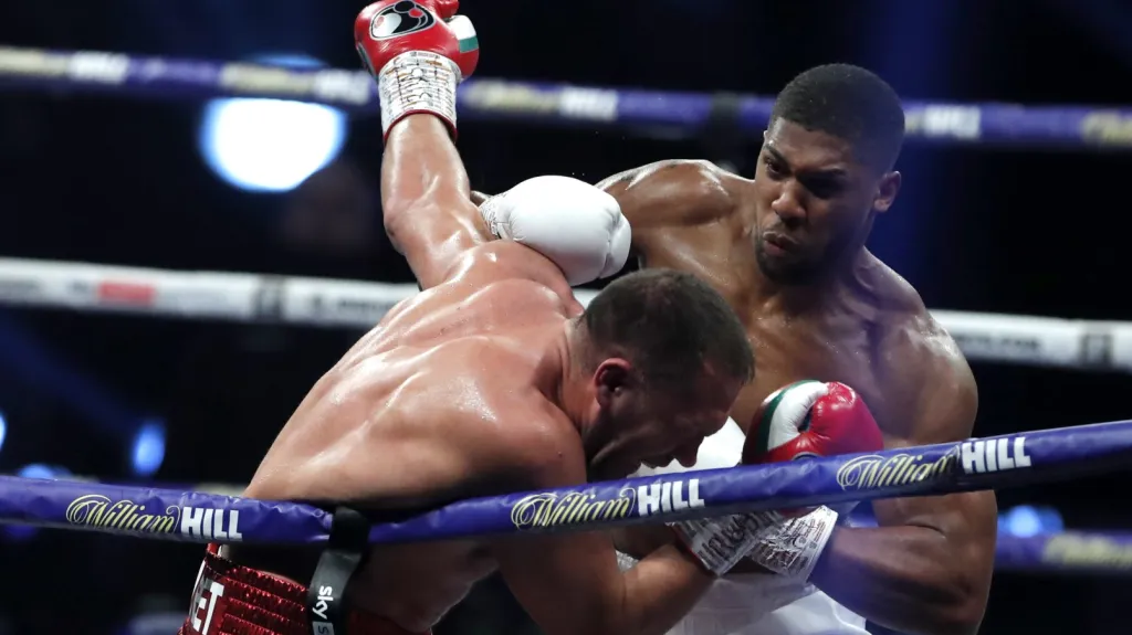 Anthony Johsua dává tvrdé údery Kubratu Pulevovi