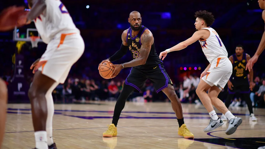 LeBron James v zápase Phoenixu s Los Angeles
